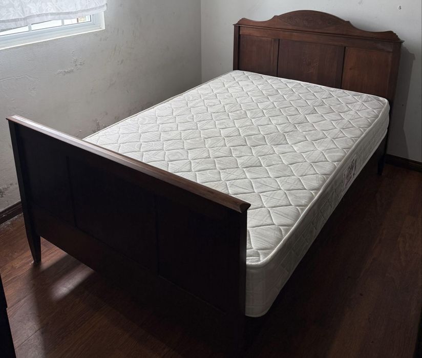 Cama com colchão 1,83 x 1,18