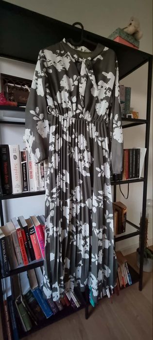 Sukienka z plisiwanym dołem