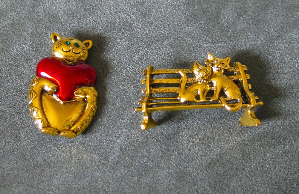 Alfinete / Broche / Pregadeira Gato c/ Coração NOVO