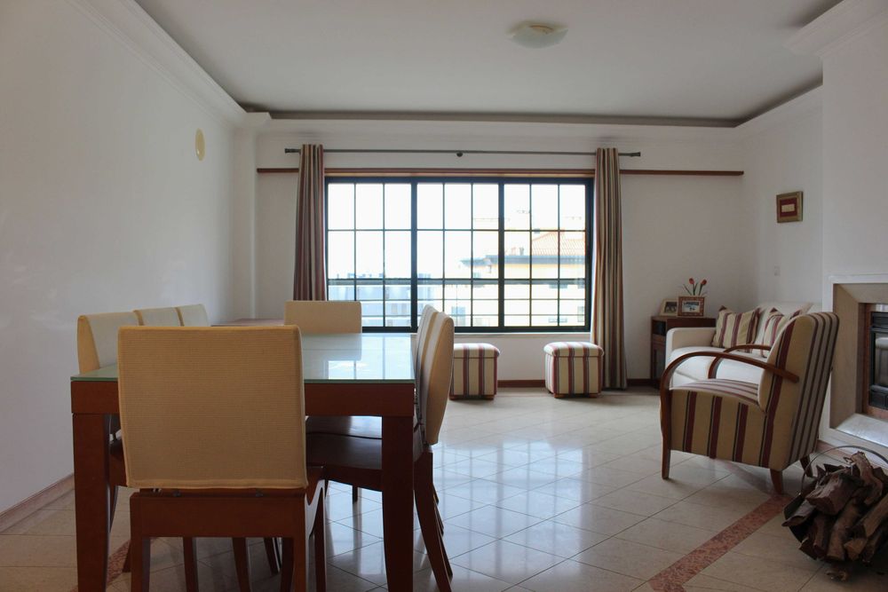 T3 último andar com garagem dupla, mobilado – Cascais