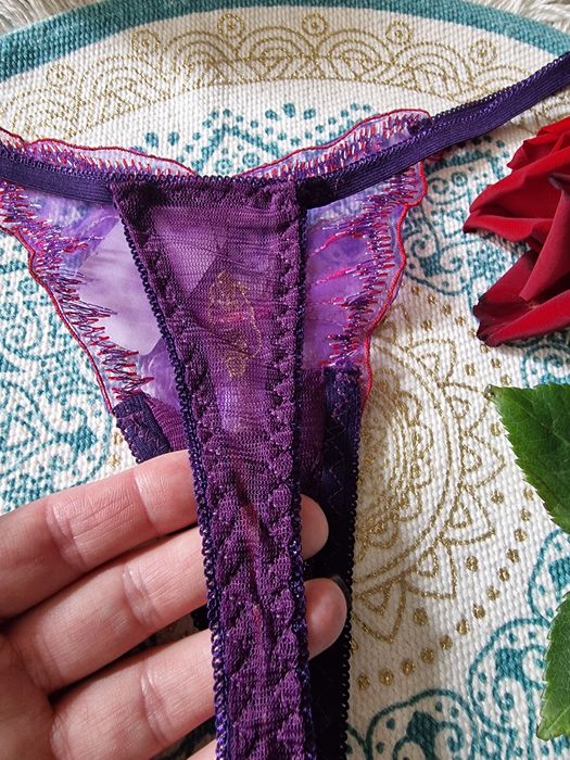 Seksowne koronkowe stringi z motylkiem.