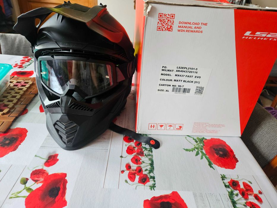 Kask motocyklowy z goglami