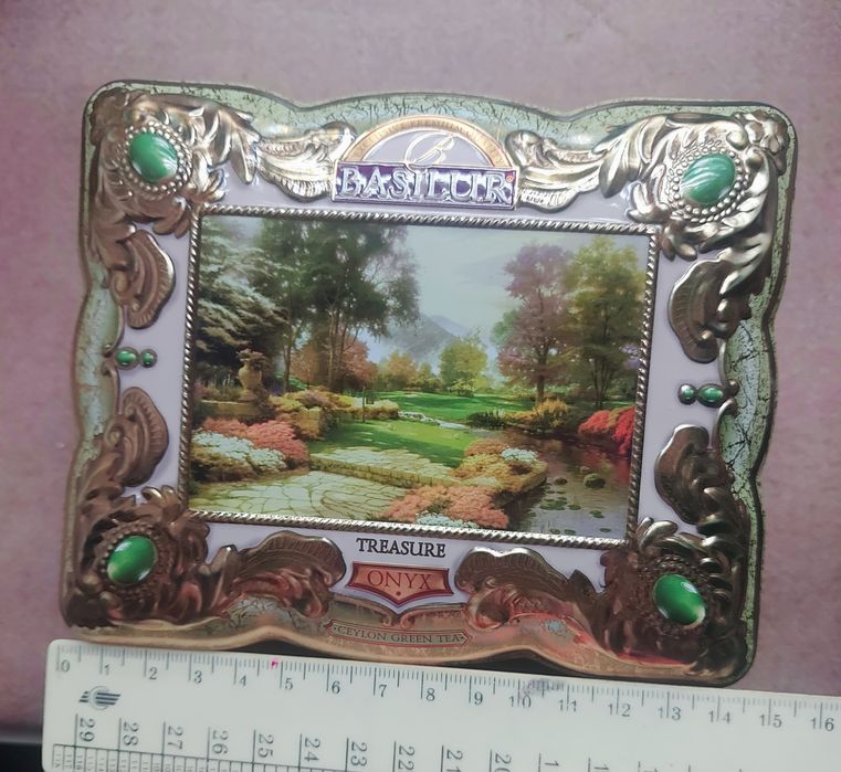 Жестянная коробка .