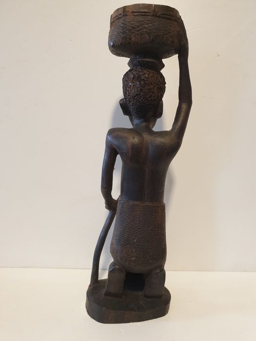 Antiga escultura africana feminina em madeira exotica
