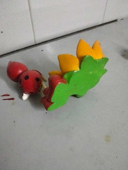 Peça em barro joaninha e o girassol