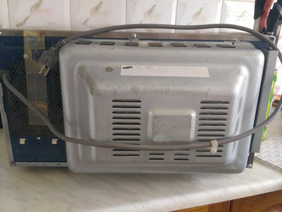 Мікрохвильова піч SAMSUNG C139STR