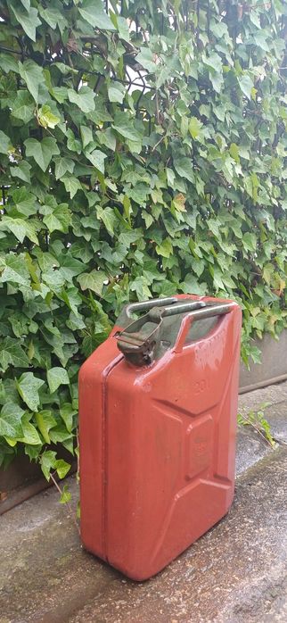 Dwa kanistry po 20l