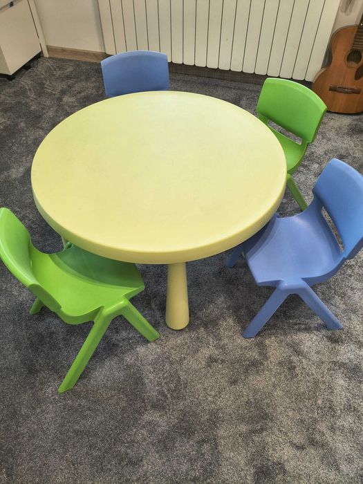 Stolik dziecięcy +4 krzesełka