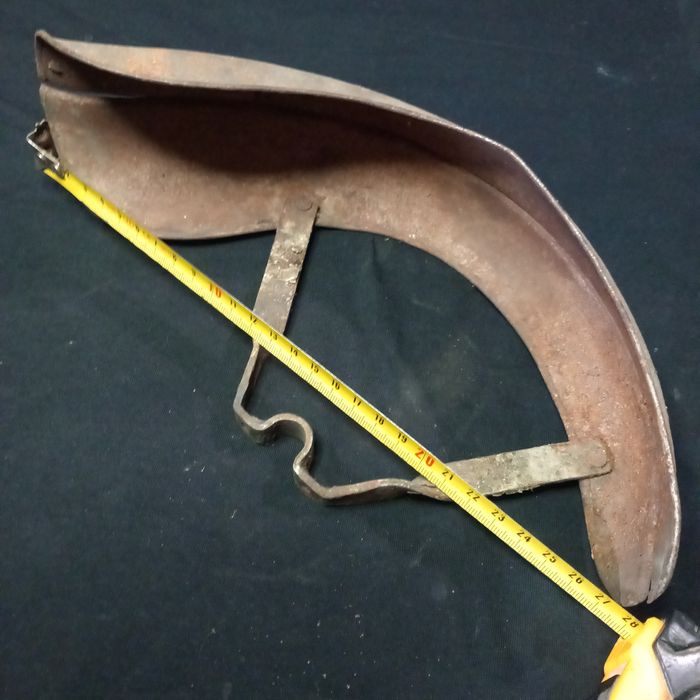 Guarda-lamas triciclo criança antigo.