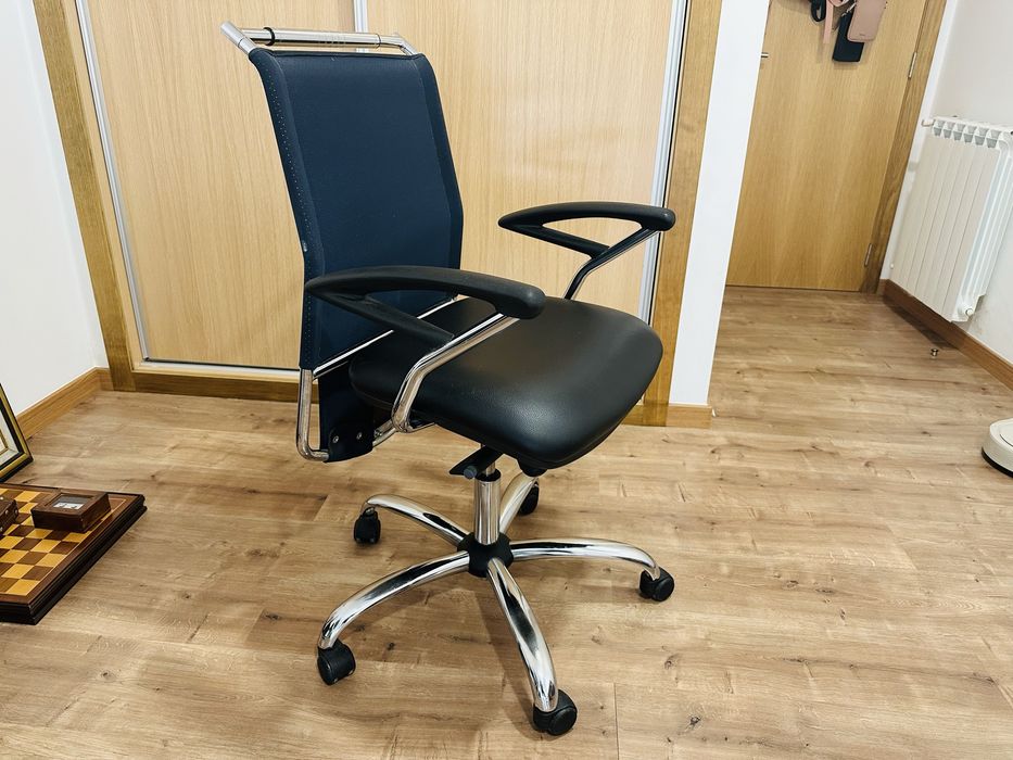 Cadeira de Secretaria com Rodas