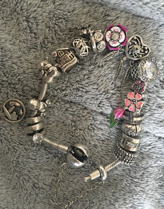 Pulseiras e charms em prata esterlina