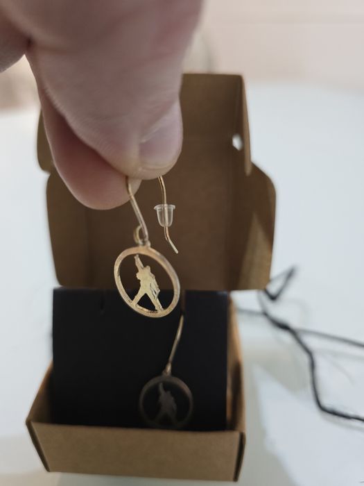 Brincos de prata com silhueta do Freddy Mercury