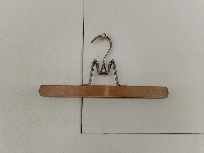 Conjunto de 7 cabides (6 vintage) para roupa de bebé e criança