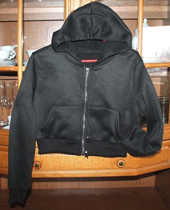 Krótka bluza z kapturem Roz. S