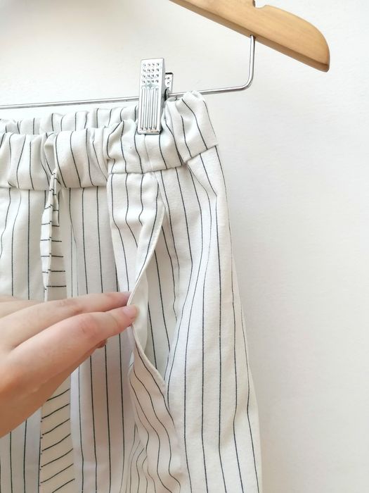 Calções Brancos com Riscas Pretas