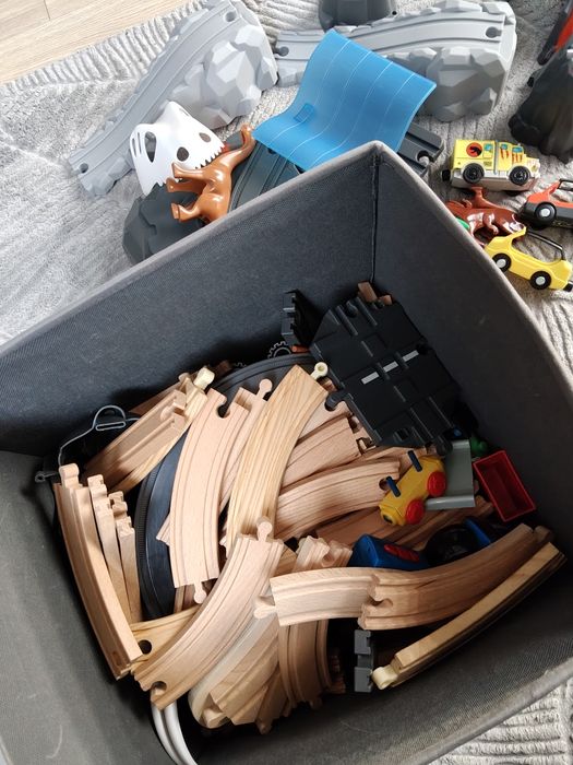 Play tive ,2 zestawy drewniane,tory, pojazdy, figurki