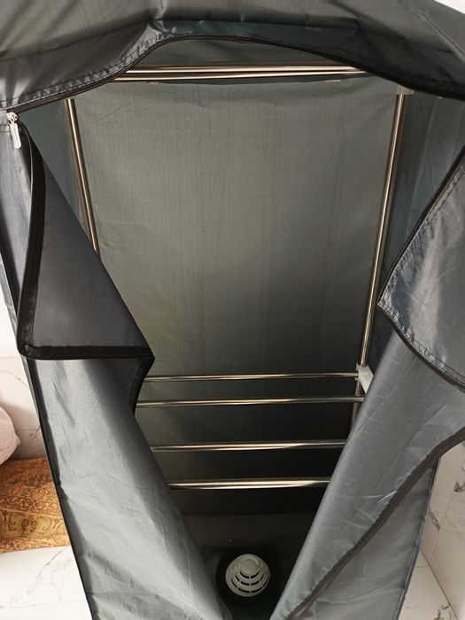 Suszarka do ubrań szafowa przenośna.