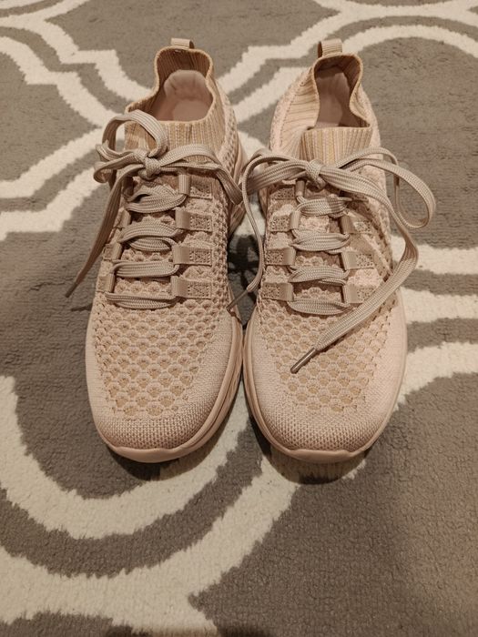 Sneakersy w rozmiarze 39