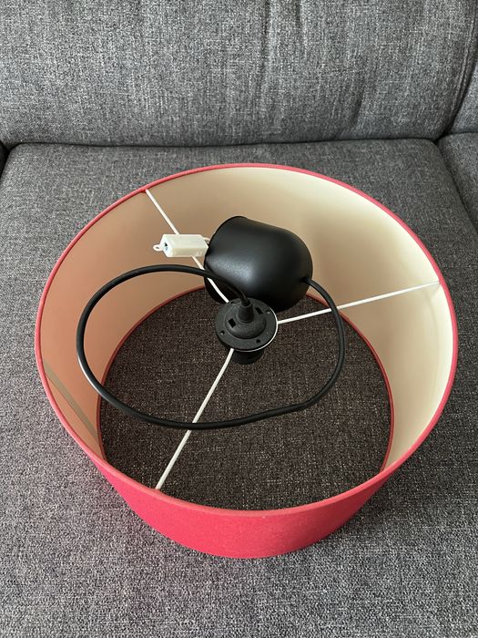 Candeeiro de teto com abajour vermelho