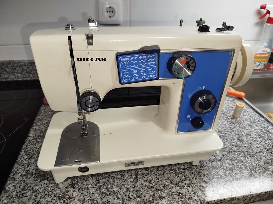Máquina de costura riccar