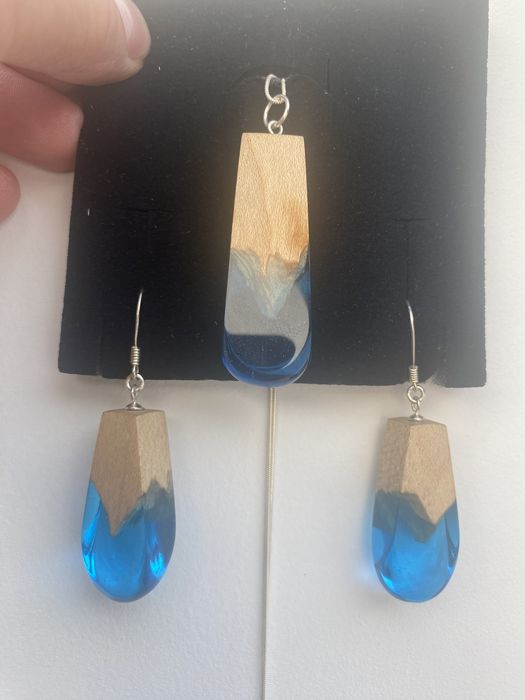 Biżuteria ‚handmade’, drewno, żywica, niebieska