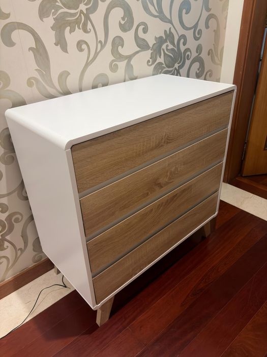 Cómoda em branco e madeira