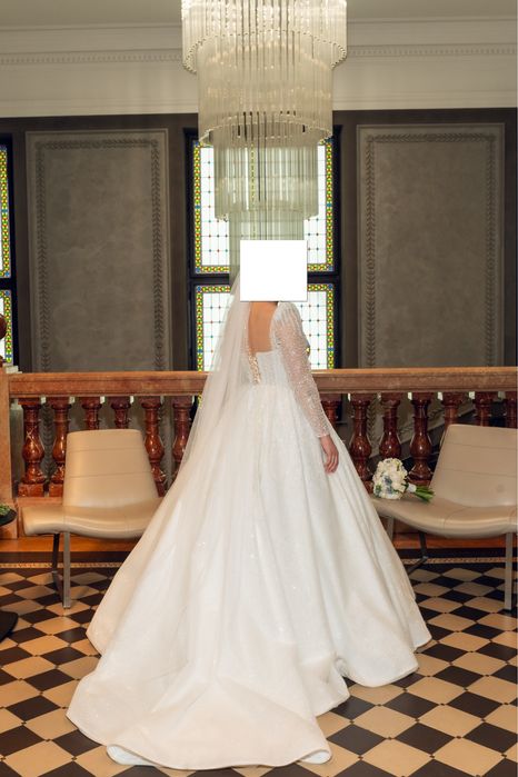 Весільна сукня S–M (36–38), пишна, з довгим рукавом + фата