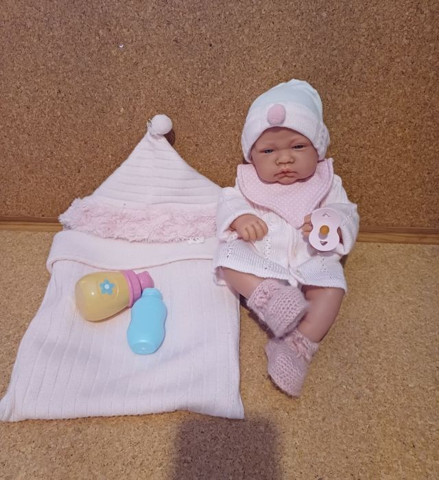 Boneca bebé com roupas e acessórios.