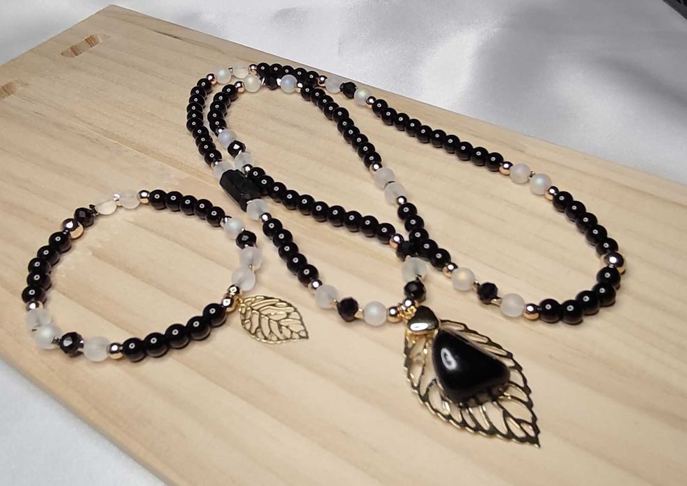 Zestaw biżuterii z kamieni naturalnych "Złoty Liść Nocy"