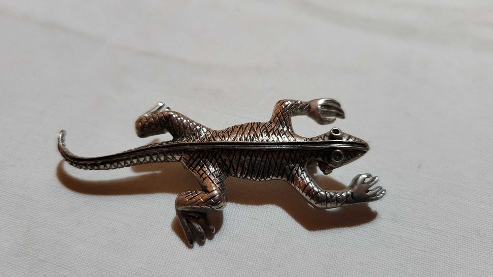 Urocza oryginalna metalowa broszka w kształcie jaszczurki