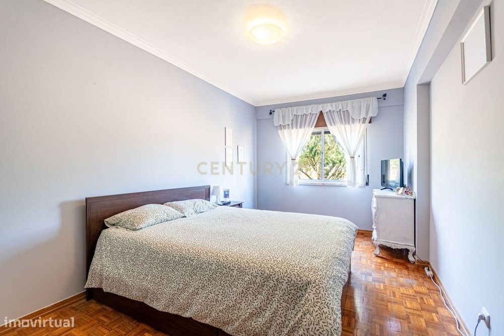 Apartamento T2 com elevador e varandas, em Algueirão-Mem Martins, Sint