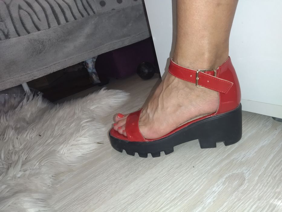 Продам босоножки, удобные.Кожа лак.В хорошем состоянии