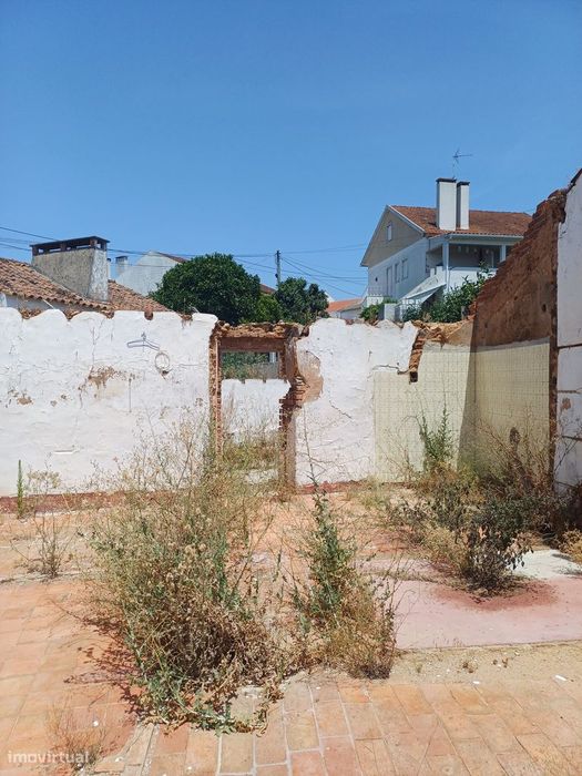 Moradia para remodelação em local soalheiro