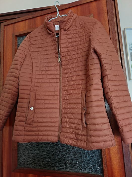 Casaco acolchoado castanho em excelente estado