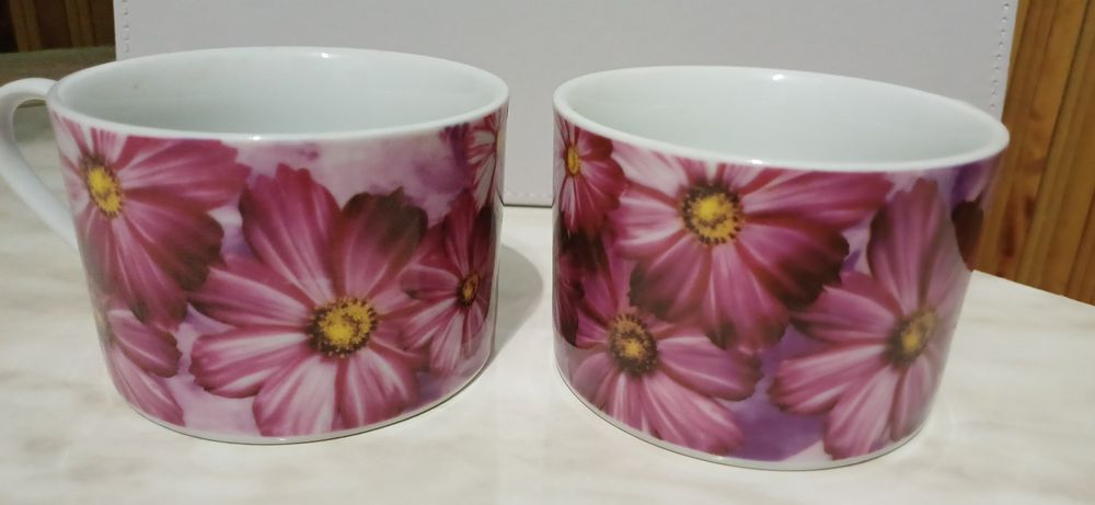 Две одинаковые белые кружки с цветочным принтом.
Кружки украшены крупн