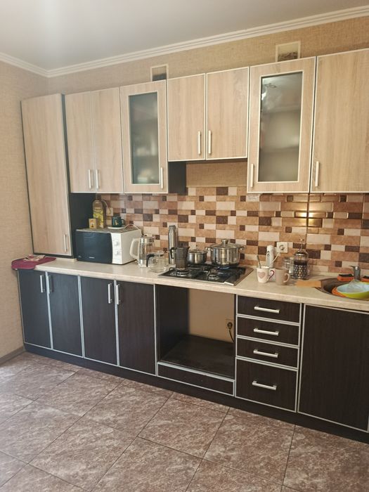 велика 2 кімн новобудова  70 м, газове опалення.
