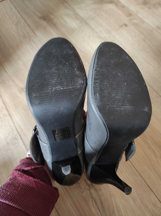 Szare szpilki półbuty z paskiem i zdobną klamrą