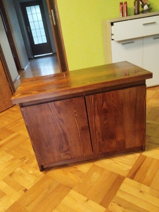 Szafka z grubego drzewa zrobiona pod akwarium