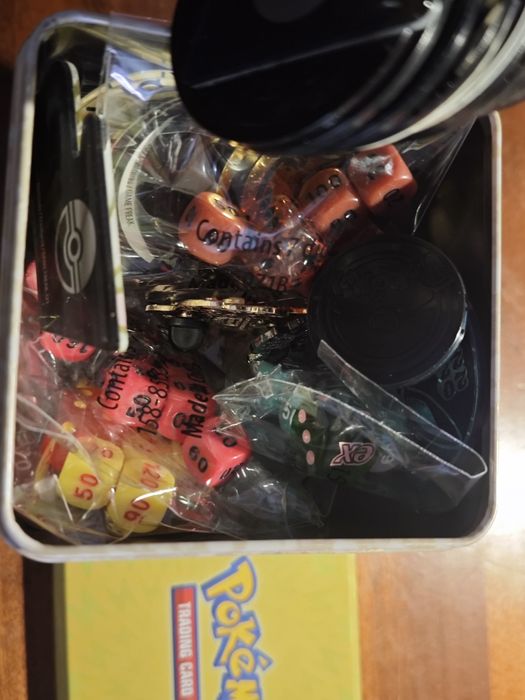 Tazos, pins, dados Pokémon