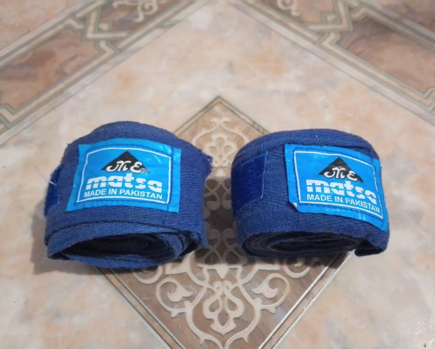 Боксёрские перчатки WOLF 12 OZ. Бокс боевые искусства. Бинты в подарок