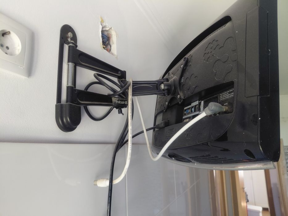 TV 20 polegadas Samsung com suporte