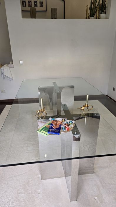 Mesa de jantar de vidro temperado com medidas de 2,20 m por 1,20 m.