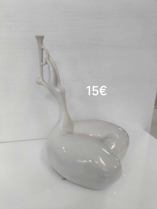 Peça de louça decorativa