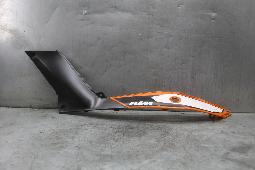 KTM 125 Duke bok boczek ogon tył tylny lewy wypełnienie owiewka