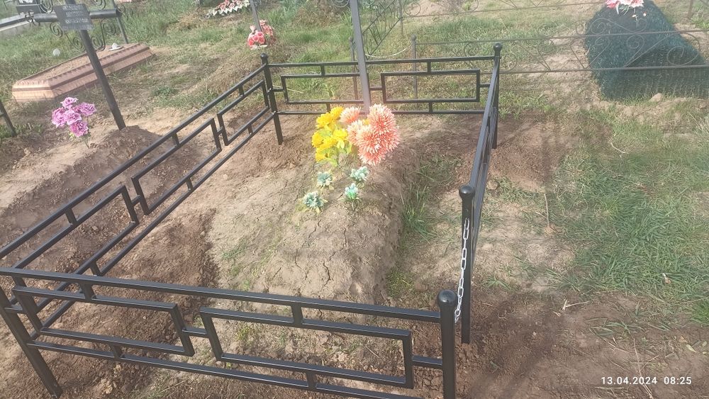 Огорожі на кладовище оградка