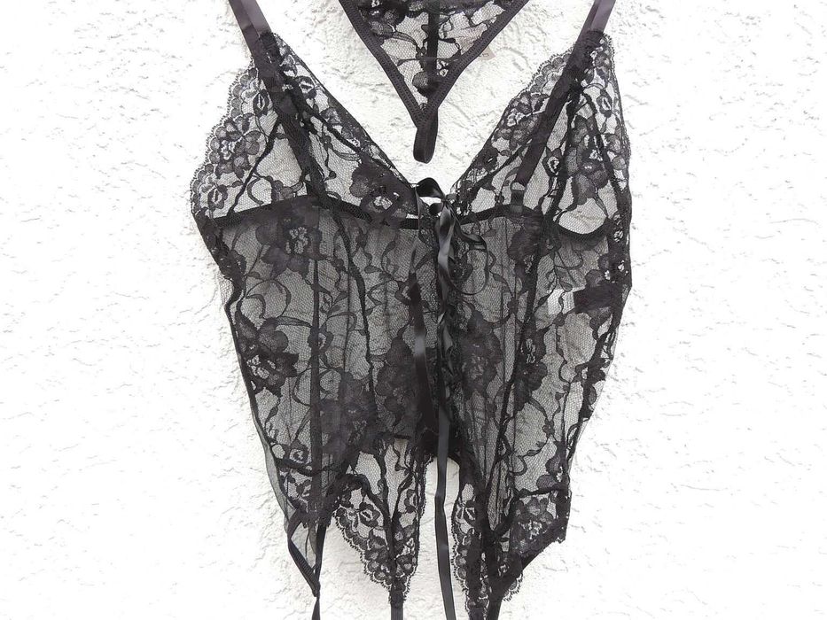 Gorset z podwiązkami i stringami *Risque* jak *Victoria’s Secret*  S/M