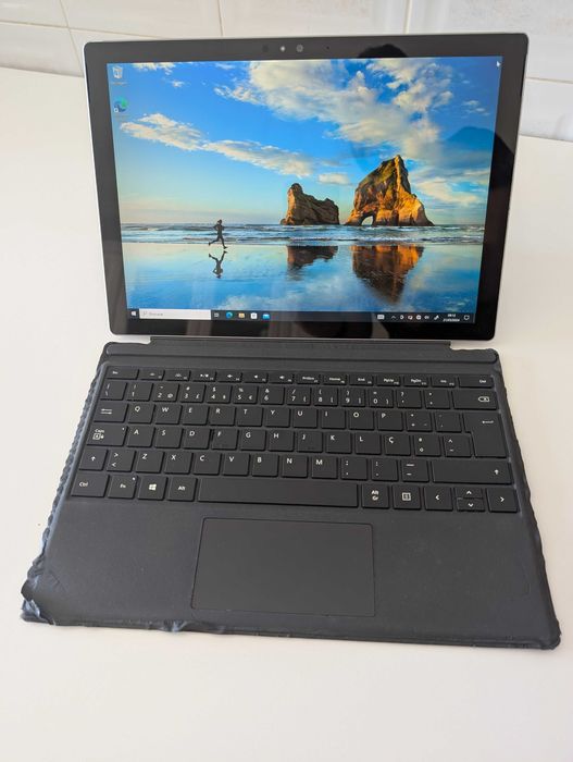 Microsoft Surface Pro 4 (1724) – i5 / 256GB - CTT Shipping64283774702082120