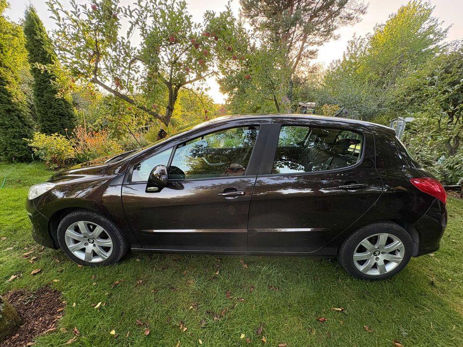 samochód Peugeot z 2012 roku