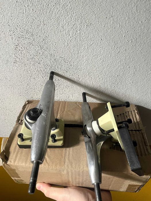 Trucks Tensor (par) + risers (como nas fotos)