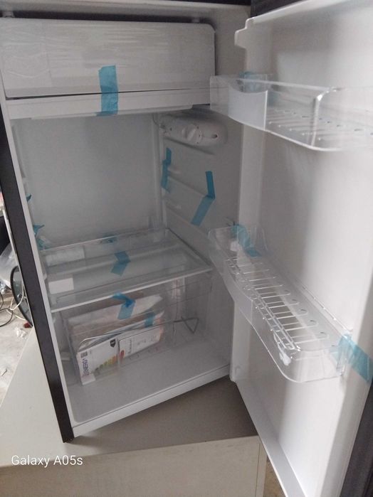 Lodówka podblatowa ze szklanym frontem z zamrażalnikiem czarna 90L